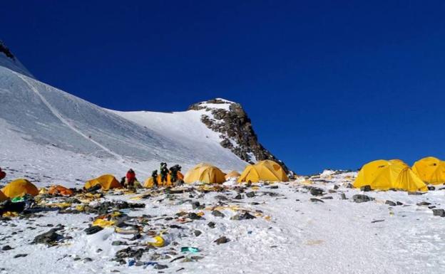 Encuentran microplásticos en muestras de nieve de la cima del Everest