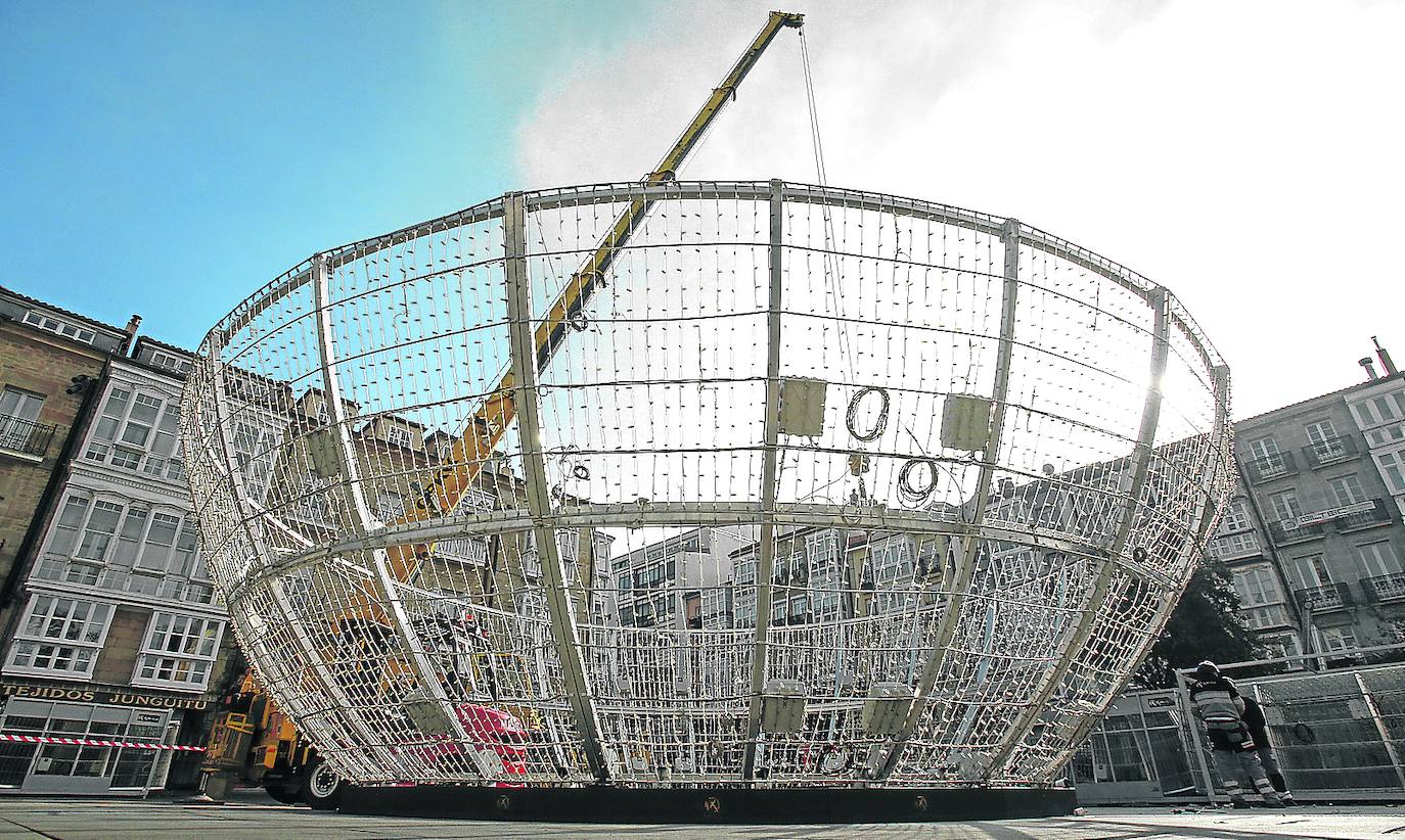 La gran bola que iluminará la plaza de la Virgen Blanca toma forma