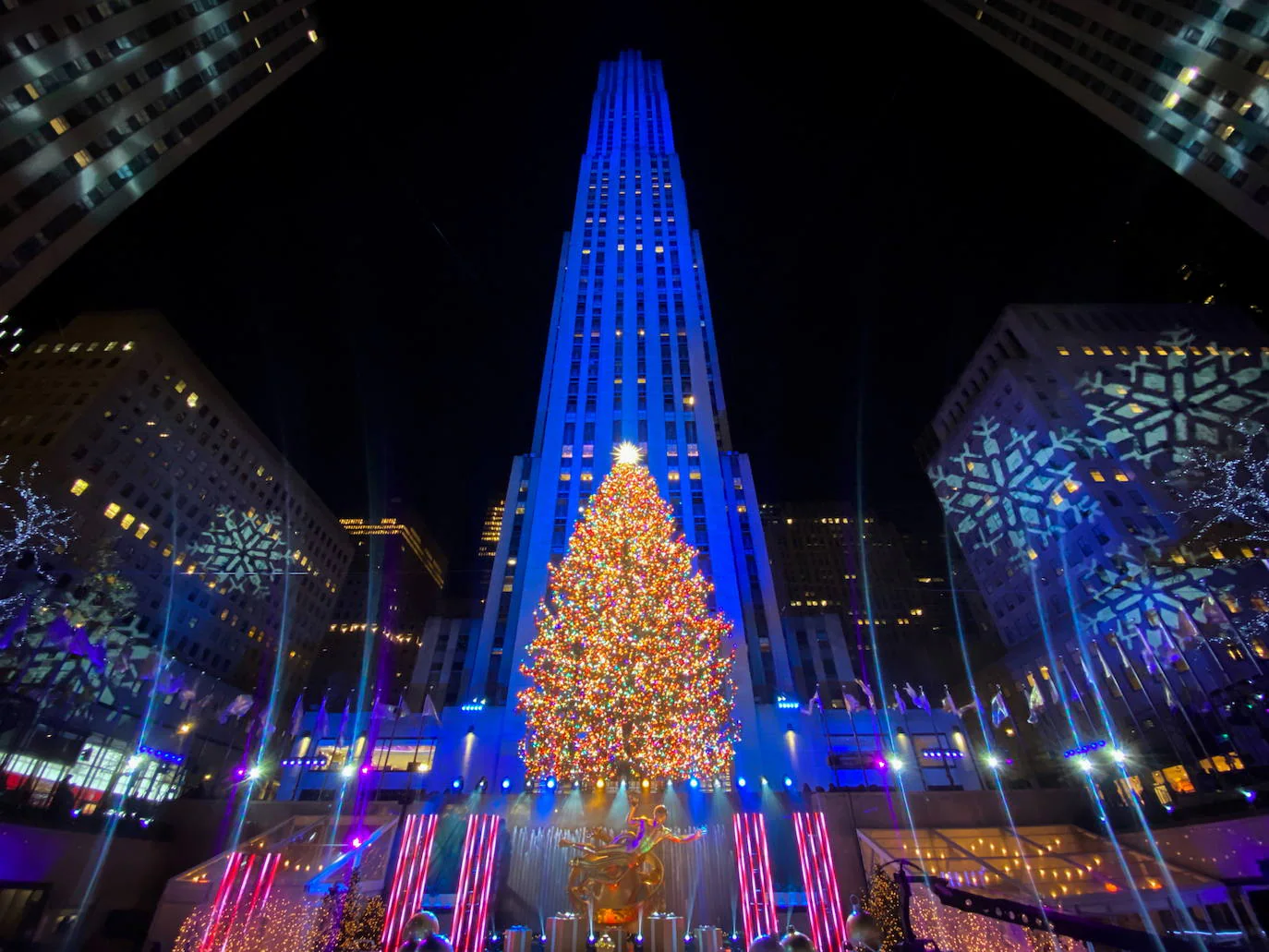 Nueva York inaugura la Navidad con el encendido del árbol de Rockefeller