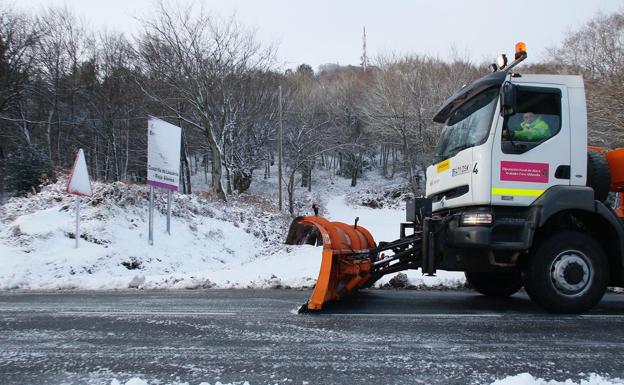 El temporal trae las primeras nieves en Álava