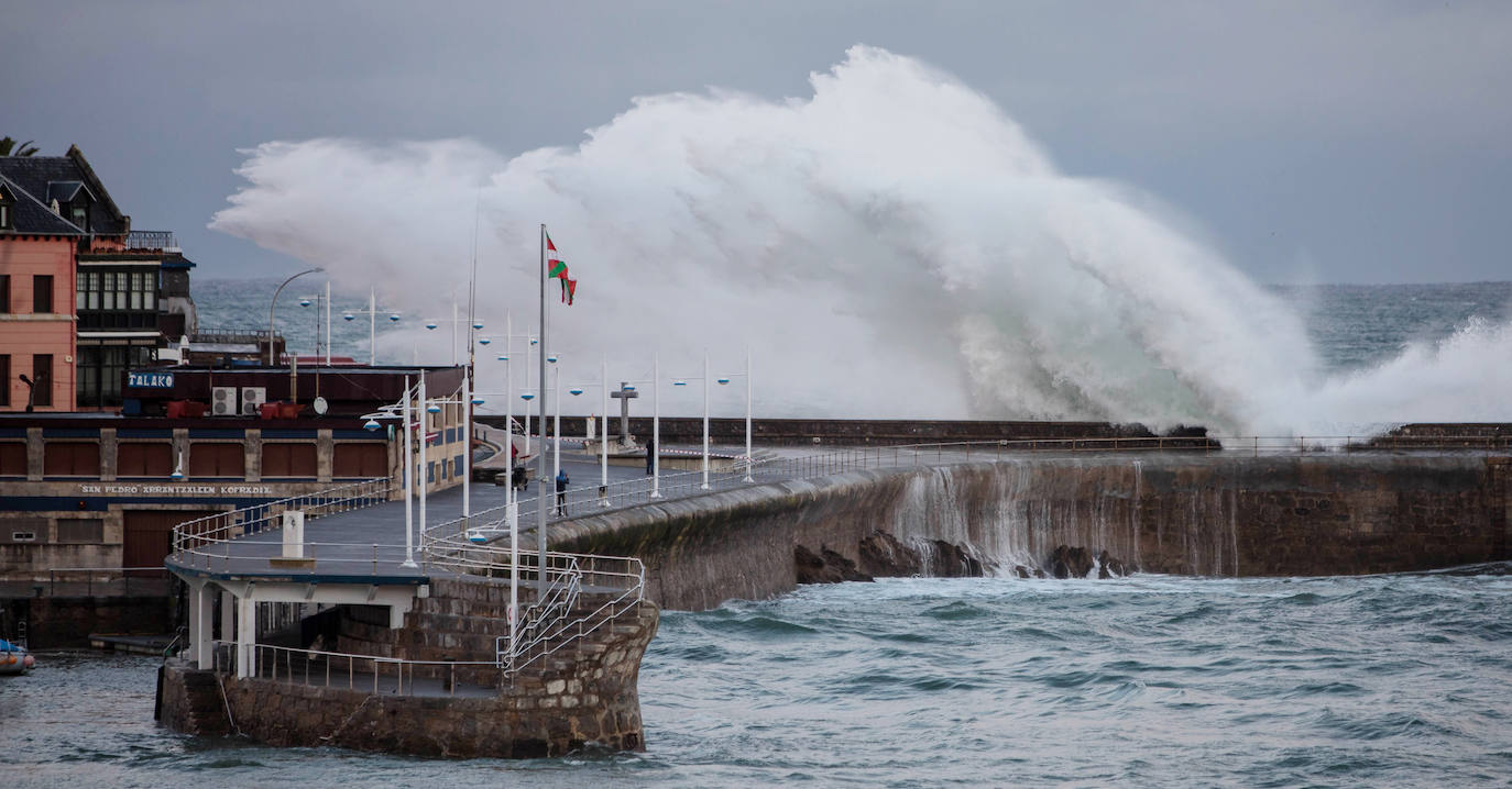 Olas espectaculares en la costa vizcaína