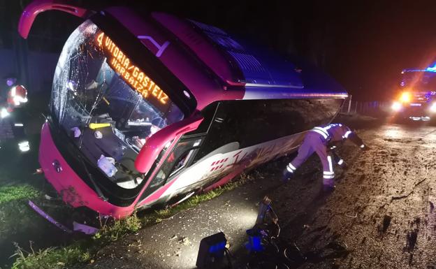 Herido el conductor de un autobús al salirse de la calzada en Barrundia
