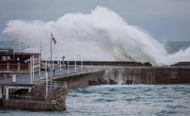 El temporal deja espectaculares olas en la costa vizcaína y nieve en Herrera