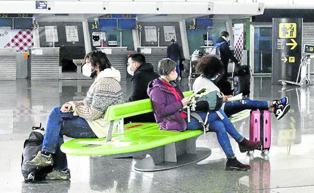 Las restricciones de movilidad dejan al puente festivo sin apenas vuelos ni buses