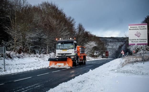 La nieve y el hielo obliga a circular con precaución en más de una decena de puertos de montaña en Álava