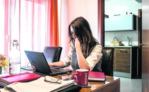 Reducir el tiempo de trabajo «aún» no ha llegado a la mesa del diálogo social, matiza Díaz