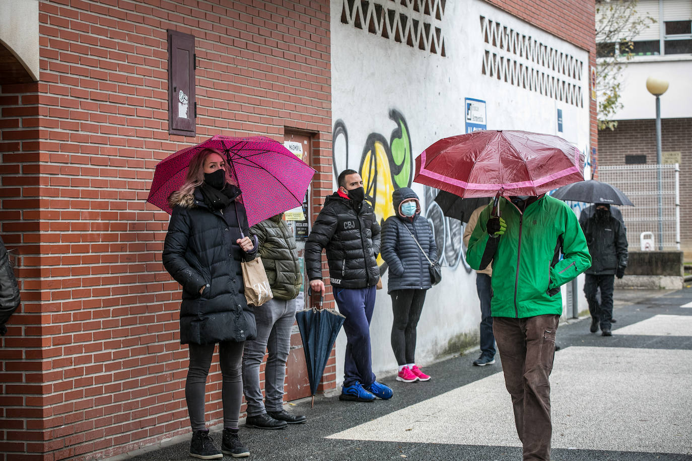 Frío, lluvia y viento, en un domingo desapacible en Vitoria