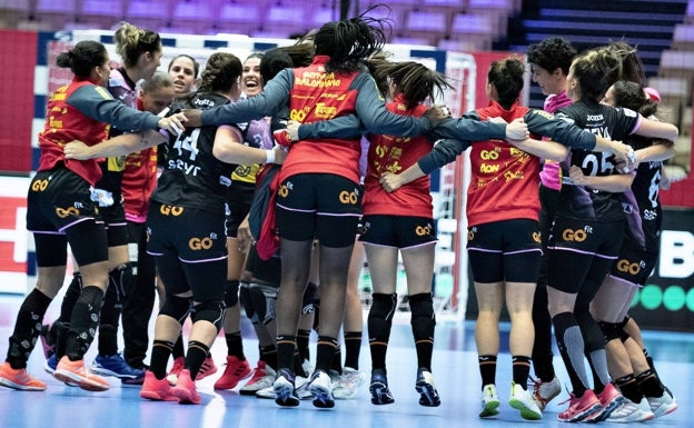 España sobrevive con una remontada épica