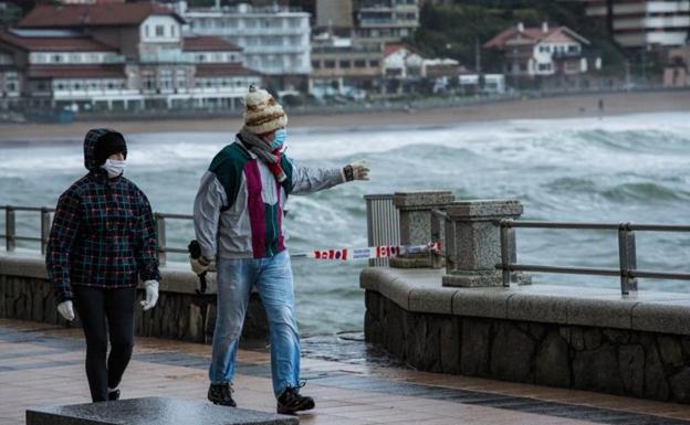 La nieve obliga a usar cadenas para transitar por el puerto de Opakua