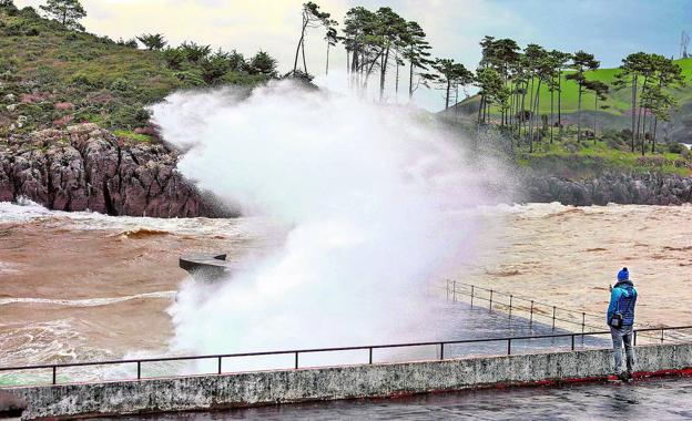 El temporal deja olas de más de 8 metros y vientos de 137 por hora