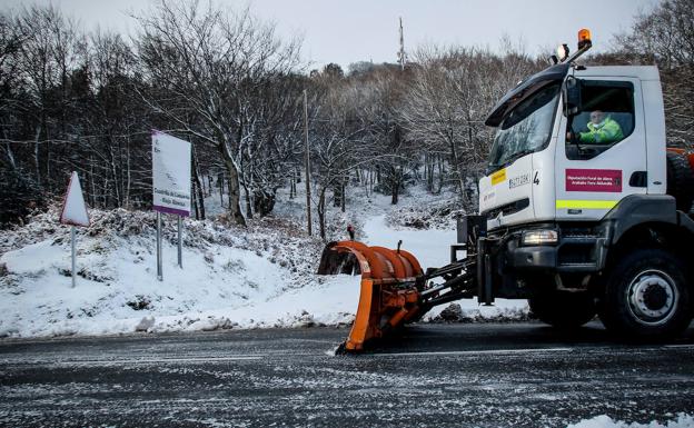 La nieve obliga a usar cadenas en Orduña