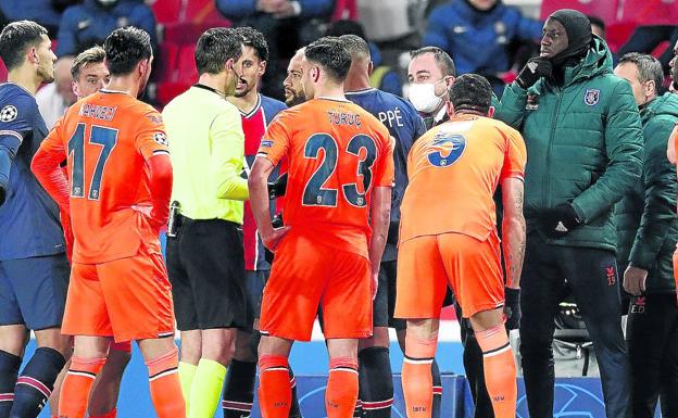 El cuarto árbitro llama «negro» a un técnico y se suspende el PSG-Basaksehir