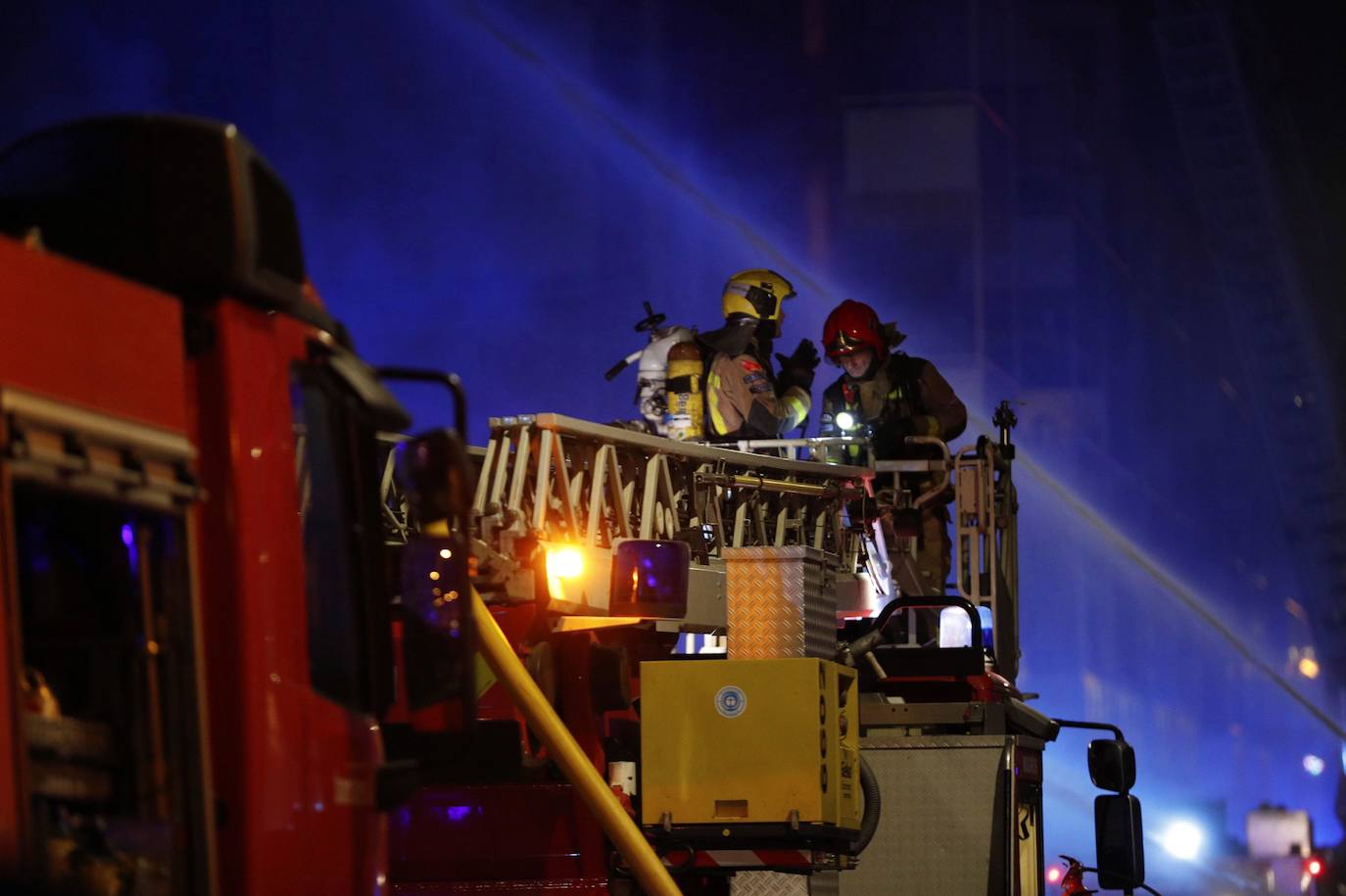 Al menos dos muertos y 17 heridos en el incendio de una nave industrial okupada en Badalona