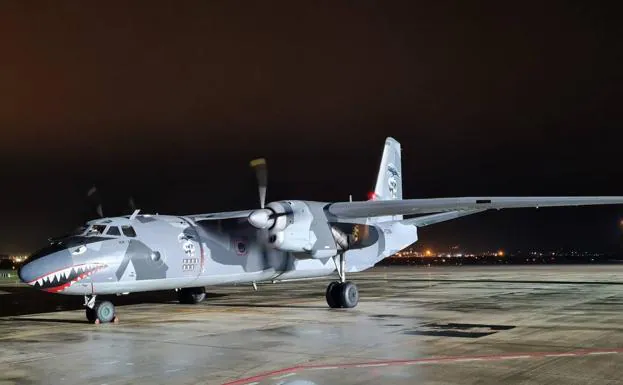 El avión de 'Los Mercenarios' aterriza en Foronda