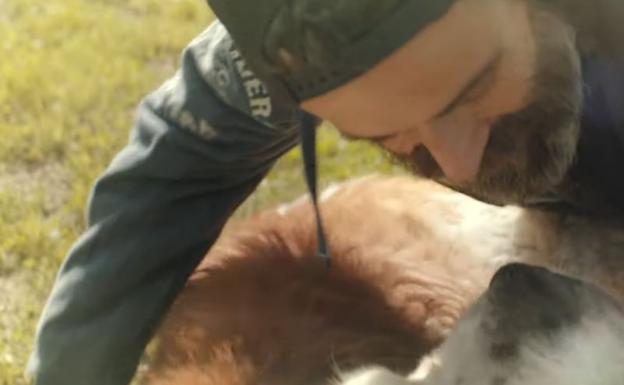 El vídeoclip que Pau Donés dejó antes de morir donde se despide de su perro Fideos