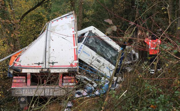 Muere calcinado un camionero en Andoain tras sufrir su tráiler una avería