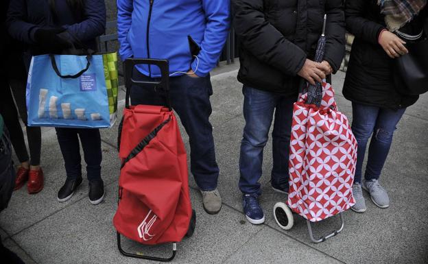 Cáritas atendió a más de 1.200 personas el pasado mes en Álava, el doble que en marzo