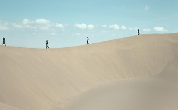 Saint Laurent cambia la pasarela de París por las dunas del desierto