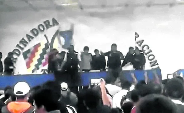 Las sillas vuelan contra Evo Morales