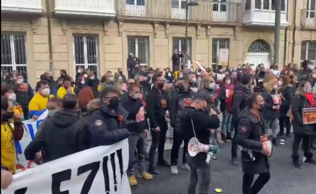 Momentos de tensión a las puertas del Parlamento vasco en la protesta de los trabajadores de las aeronáuticas