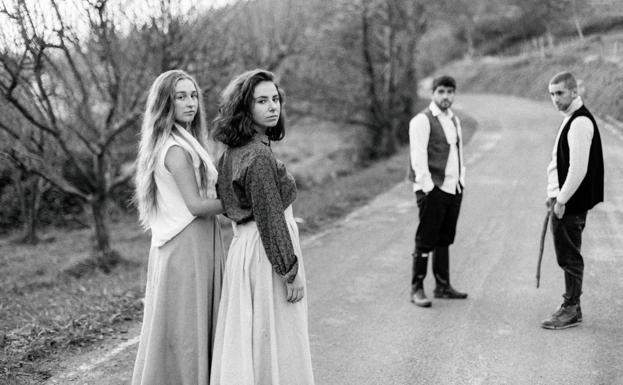 La novedosa firma de cuatro bilbaínos que tiñen su ropa con huesos de aguacate