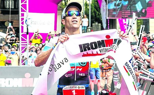 El Ayuntamiento y la franquicia sellan la continuidad del Ironman en Vitoria