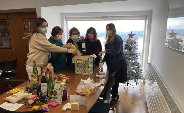 Ribera Baja reparte 210 cestas con productos locales entre sus mayores