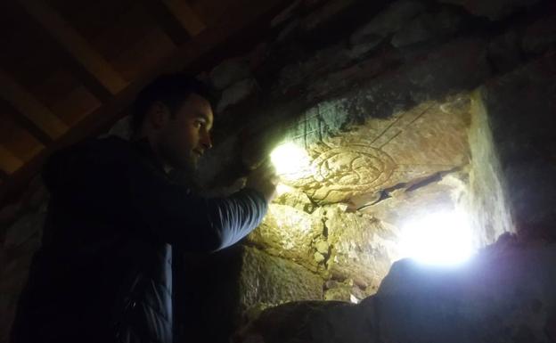 Descubren una estela precristiana en las obras de la ermita San Cristóbal de Forua