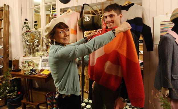 Los jerséis y bufandas más cañeros de este invierno los crea este bilbaíno y los vende su madre en su tienda