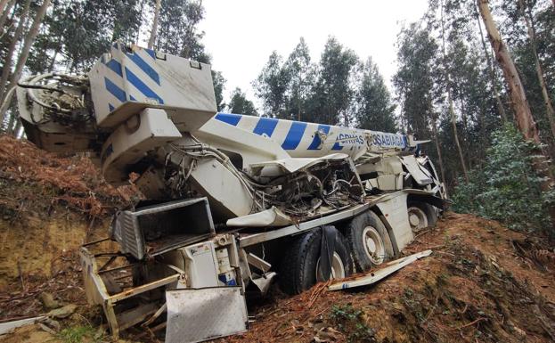 Una grúa de 50 toneladas abandonada desde hace 20 meses en un monte de Alonsotegi