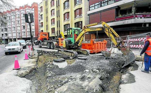 La obra de un colector obliga a levantar otra vez La Senda y el paseo de la Universidad