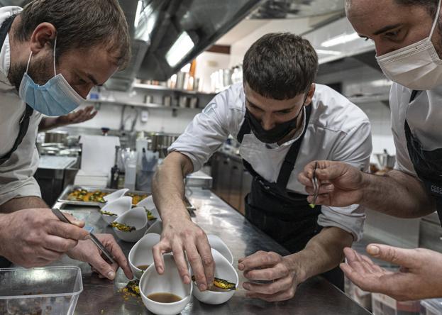 Chef joven hace buen caldo