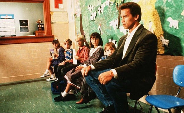 Arnold Schwarzenegger 'Poli de guarderia' pelikulako haurrekin bildu da bere estreinaldiaren 30. urteurrena ospatzeko