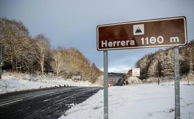 La nieve y el hielo dificultan la circulación por las carreteras de Álava