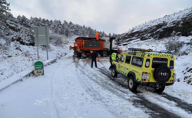 La nieve y el hielo complican el tránsito de los vehículos en los puertos vascos