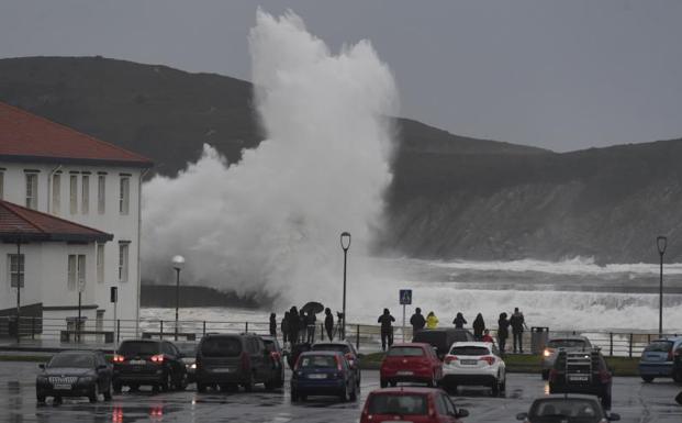 En estado grave el remero de Zarautz que fue arrastrado por una ola en el malecón de Orio