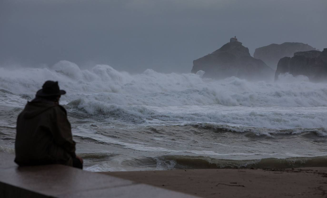 Grandes olas, montes nevados, fuertes rachas de viento... la borrasca 'Bella' se hace notar en Euskadi