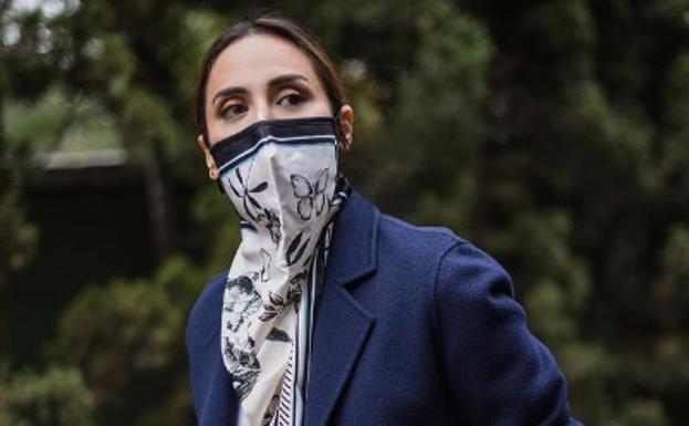 Tamara Falcó se apunta a la moda del pañuelo-mascarilla