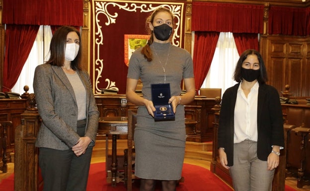 La remera Virginia Díaz recibe la medalla del COE por sus méritos deportivos