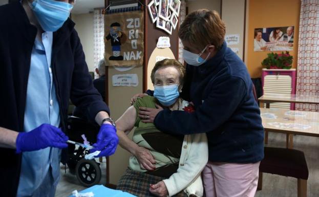 Juanita, de 102 años, la primera bilbaína vacunada contra el Covid