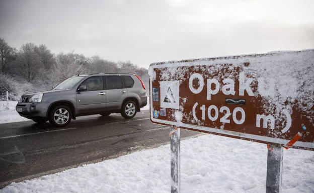 La nieve y el hielo dificultan la circulación en Álava, donde la cota baja a los 600 metros