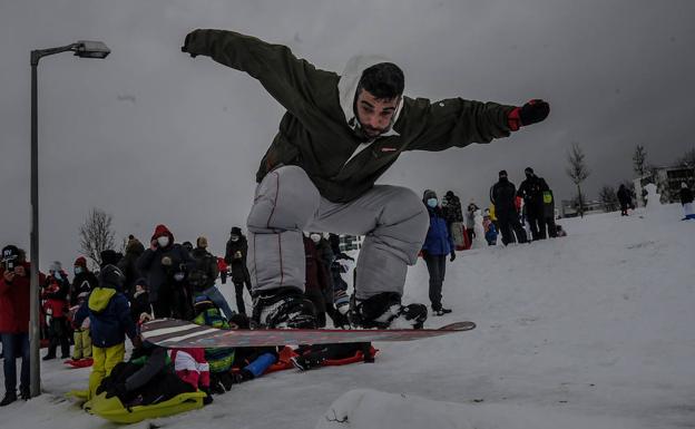 Vitoria disfruta al fin de una blanca Navidad