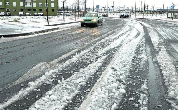 La nieve y las bajas temperaturas obligan a cerrar la AP-1 al tránsito de camiones