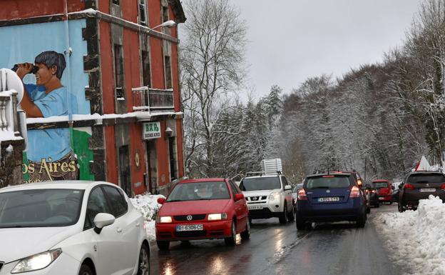 La nieve mantiene cerrado el puerto Larreineta