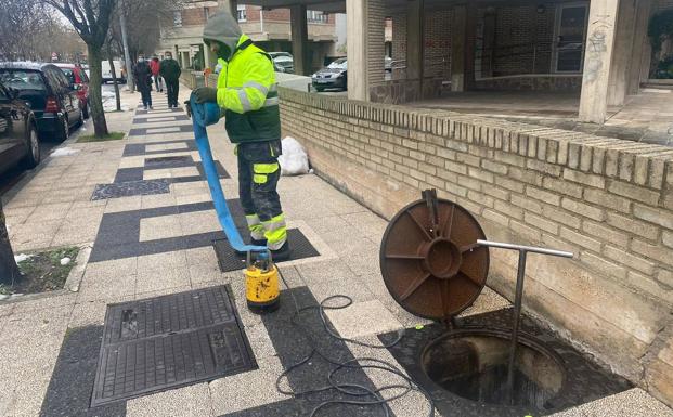 Un reventón de una tubería deja 5 horas sin agua ni calefacción a 120 familias en el barrio vitoriano de Txagorritxu