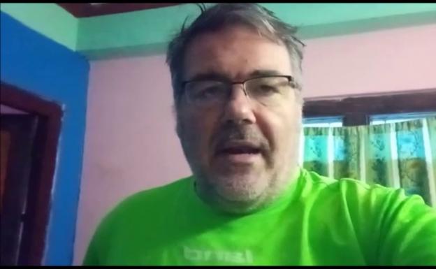 El periodista Fernando J. Pérez nos enseña lo que lleva en su mochila