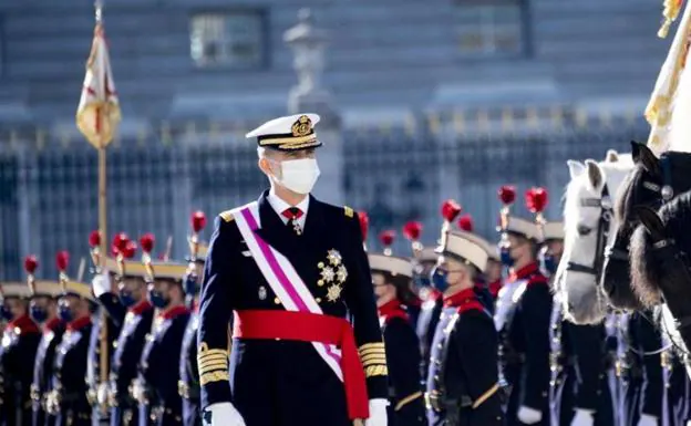 Felipe VI pasa revista a las tropas./