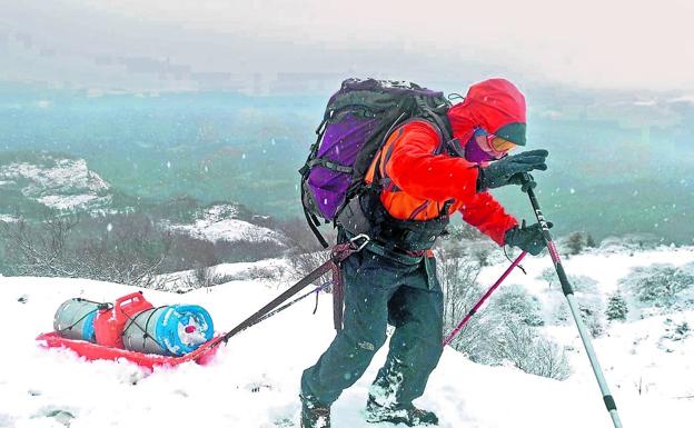 Guardas del refugio del Gorbea: «Lo peor es subir los líquidos»