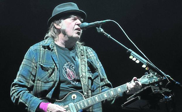 Neil Young sigue la estrategia de Bob Dylan y vende la mitad de su catálogo