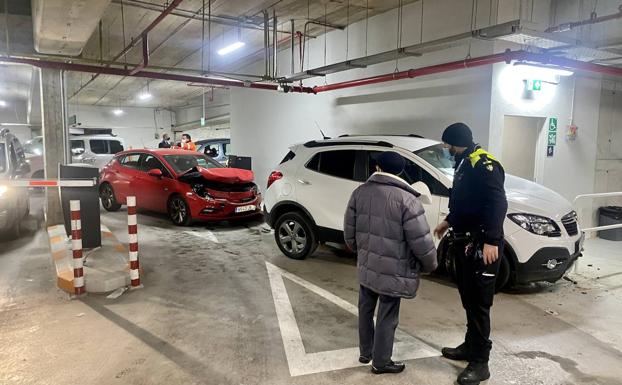 Un conductor octogenario destroza una pared y un coche en el párking de Santa Bárbara